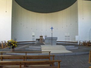 St. Laurentius, München. Altarbereich